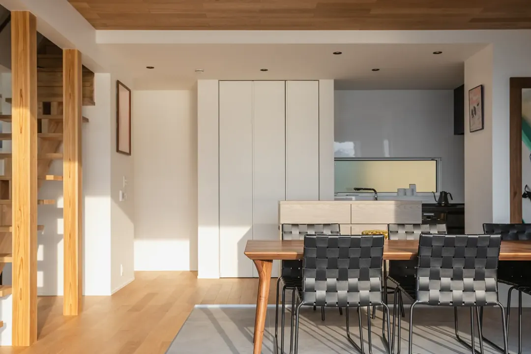 STAY – 夕方のダイニングルーム