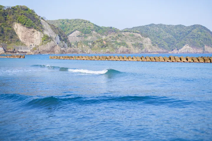 切浜の海に立つ波