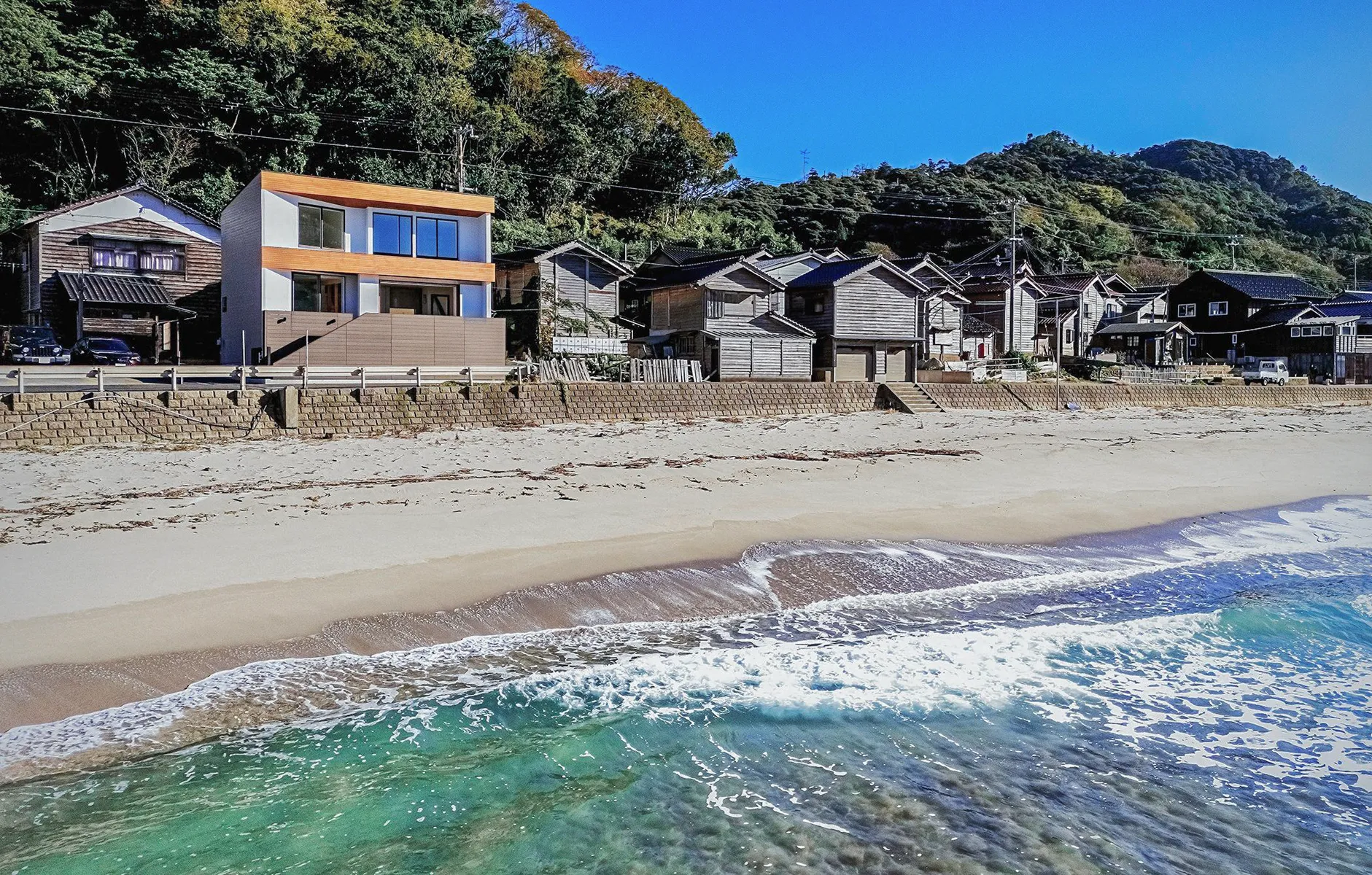 外観・切浜の海辺に建つ